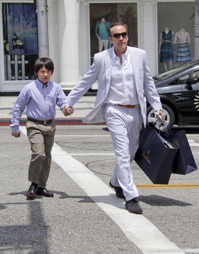 Nicolas Cage e filho esbanjam elegância em passeio