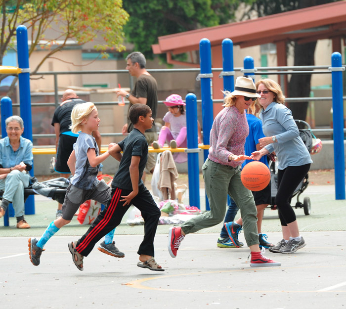 Naomi Watts se diverte jogando basquete com os filhos