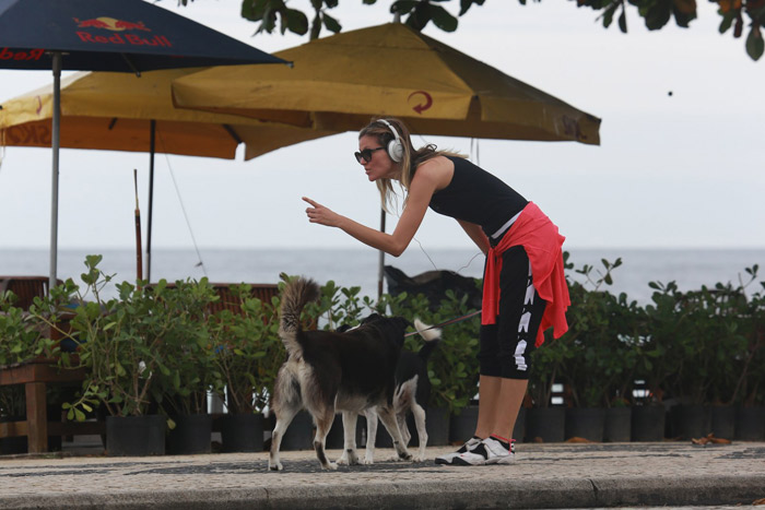 Ellen Jabour curte companhia do pet em caminhada pelo Rio