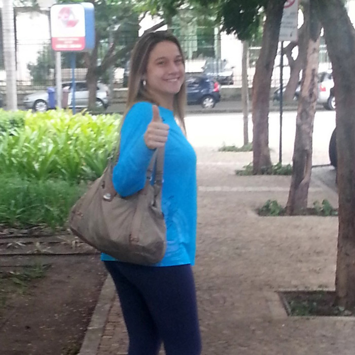 Fernanda Gentil é só sorrisos durante passeio por shopping