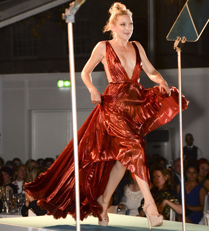 Kate Hudson arrasa com super decote em evento em Londres 