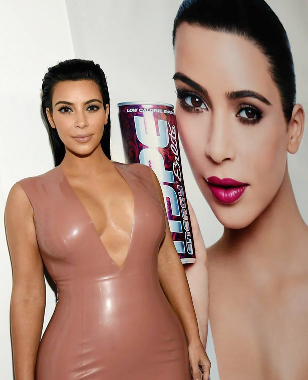 Kim Kardashian usa look mega decotado em evento nos EUA ,