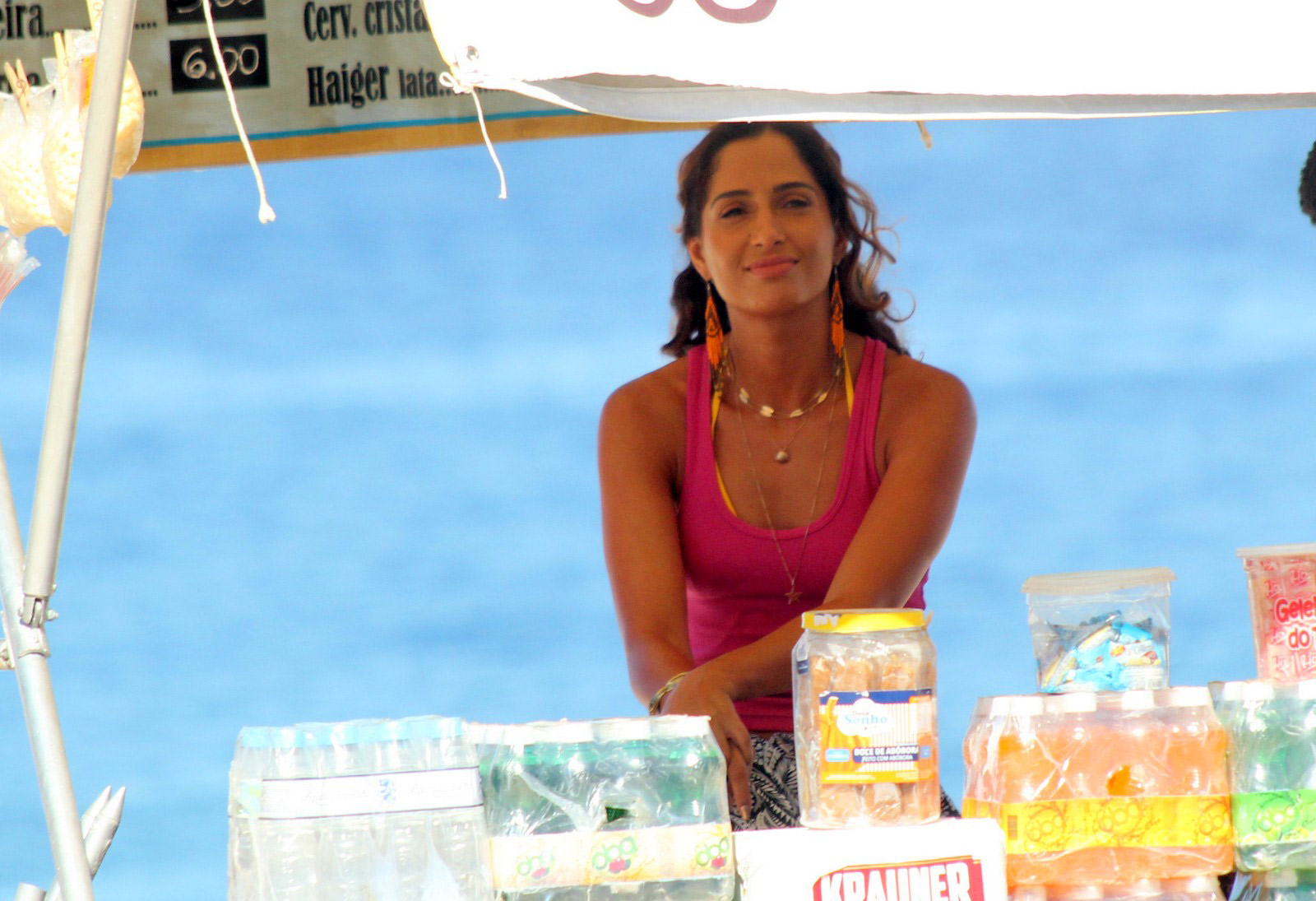 Camila Pitanga grava na praia