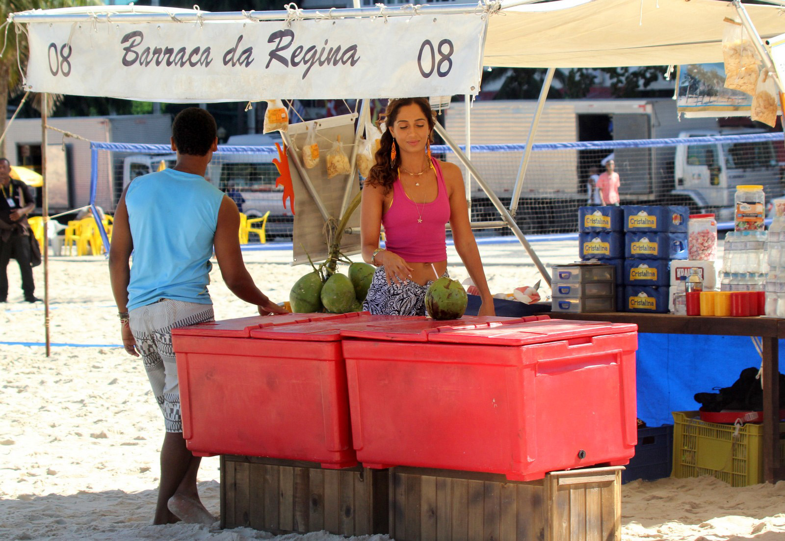 Camila Pitanga grava em barraca de praia carioca