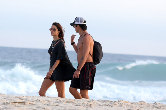 Alessandra Ambrósio caminha de vestidinho na Barra da Tijuca