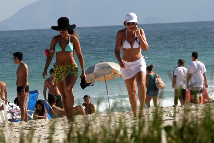 Zilu Godói passa Carnaval na praia e exibe boa forma em clique na web -  Quem