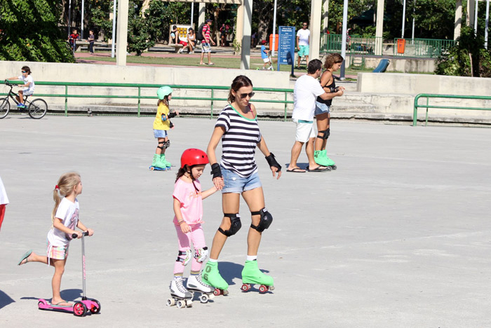 Mônica Martelli curte tarde com a filha Júlia