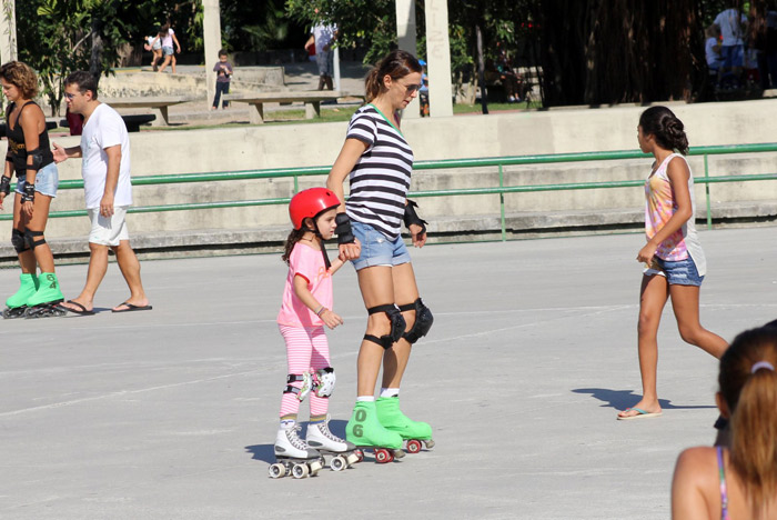 Mônica Martelli curte tarde com a filha Júlia