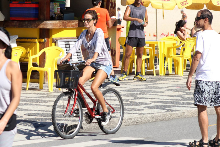 Andréa Beltrão curte dia ensolarado e pedala pelo Rio