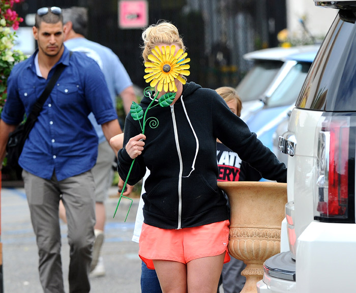 Britney Spears e os filhos se divertem com os paparazzi