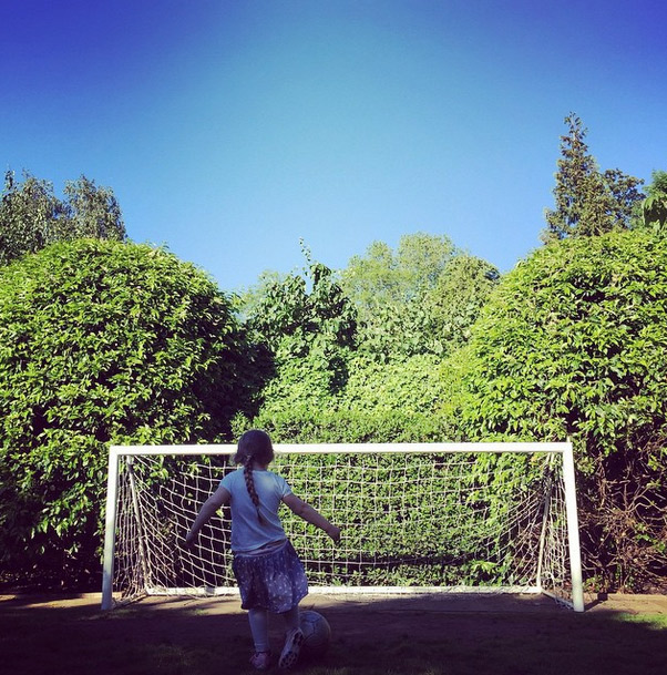 David Beckham posta foto da filha fazendo um gol