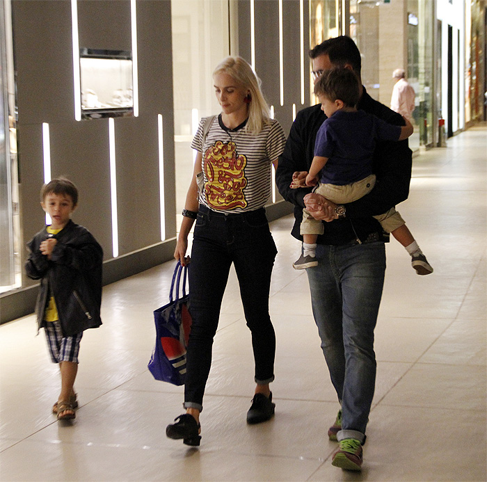 Juliano Cazarré passeia com a família em shopping