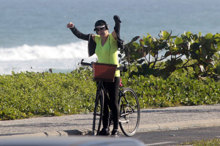 Christiane Torloni pedala pela orla carioca 