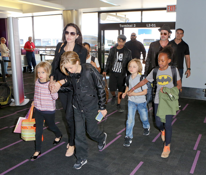 Prole toda! Angelina Jolie e Brad embarcam com os filhos