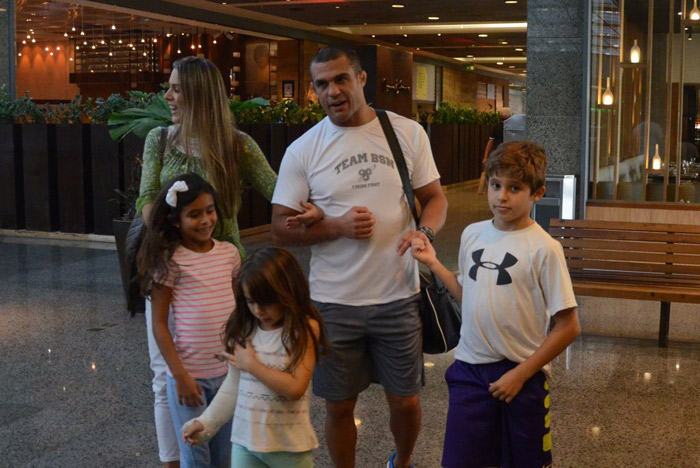 Vitor Belfort e Joana Prado curtem almoço com os filhos