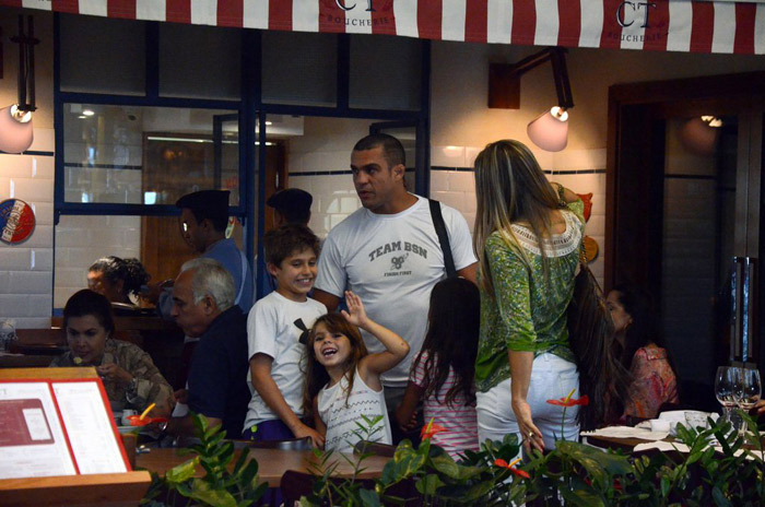 Vitor Belfort e Joana Prado curtem almoço com os filhos