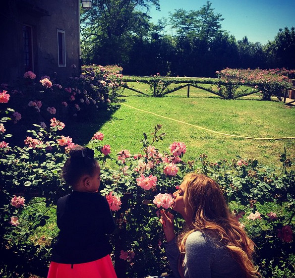 Beyoncé curte dia ensolarado ao lado da filha, Blue Ivy