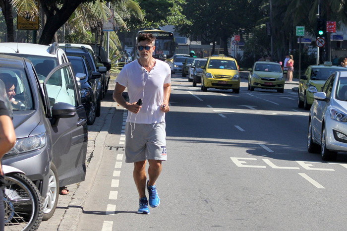 Discreto, Reynaldo Gianecchini corre na orla carioca 