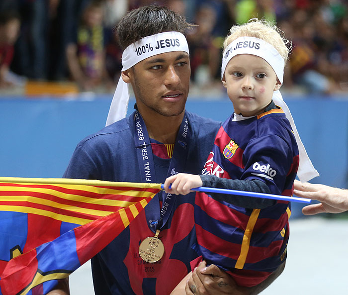 Neymar celebra título do Barcelona com Davi Lucca