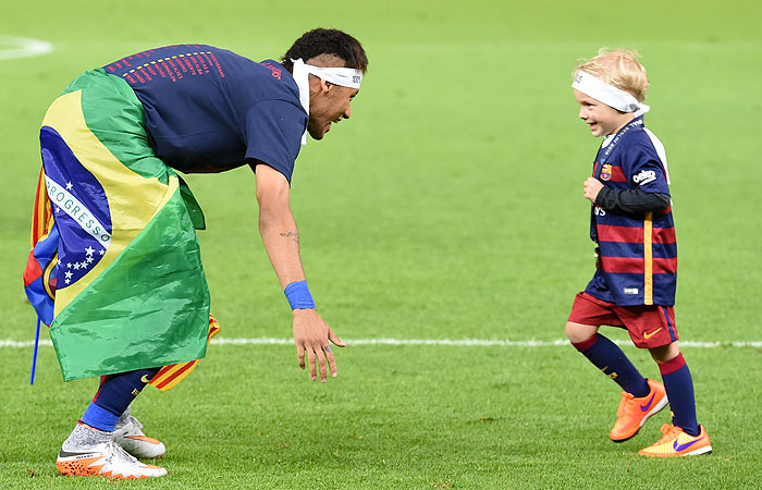 Neymar celebra título do Barcelona com Davi Lucca