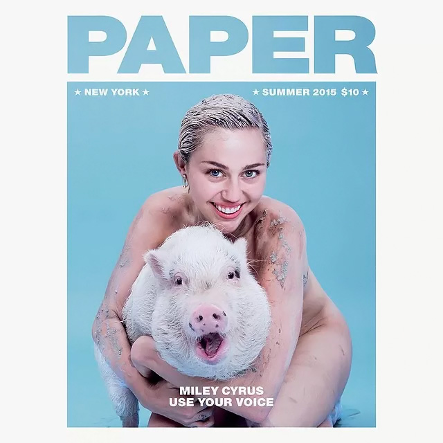 Miley Cyrus posa abraçada com porco em capa de revista