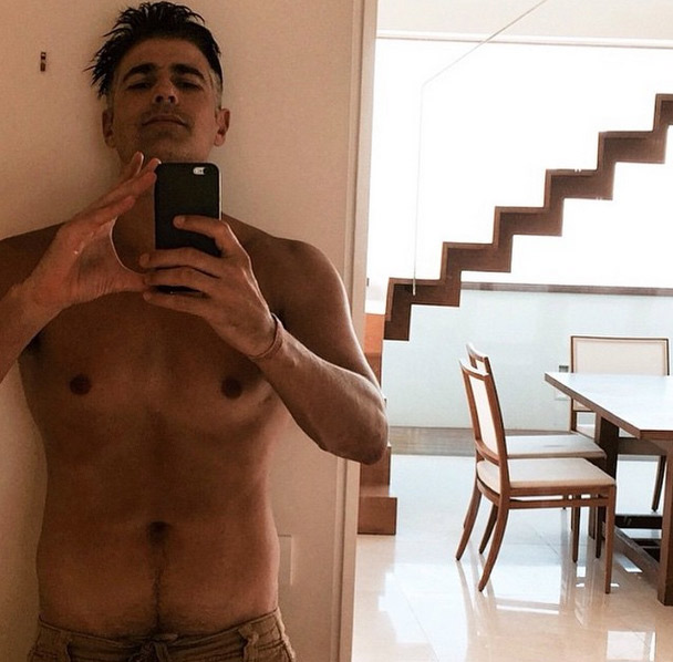 Reynaldo Giannechini posa sem camisa nas redes sociais