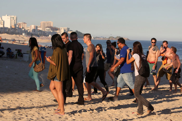 Nick Carter leva fãs ao delírio antes de curtir praia no Rio