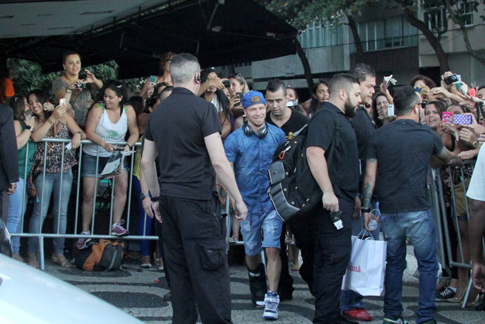 Antes de show, integrantes do Backstreet Boys atendem fãs