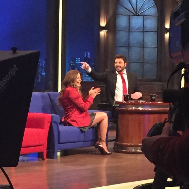 Nivea Stelmann cai no riso com Danilo Gentili no The Noite