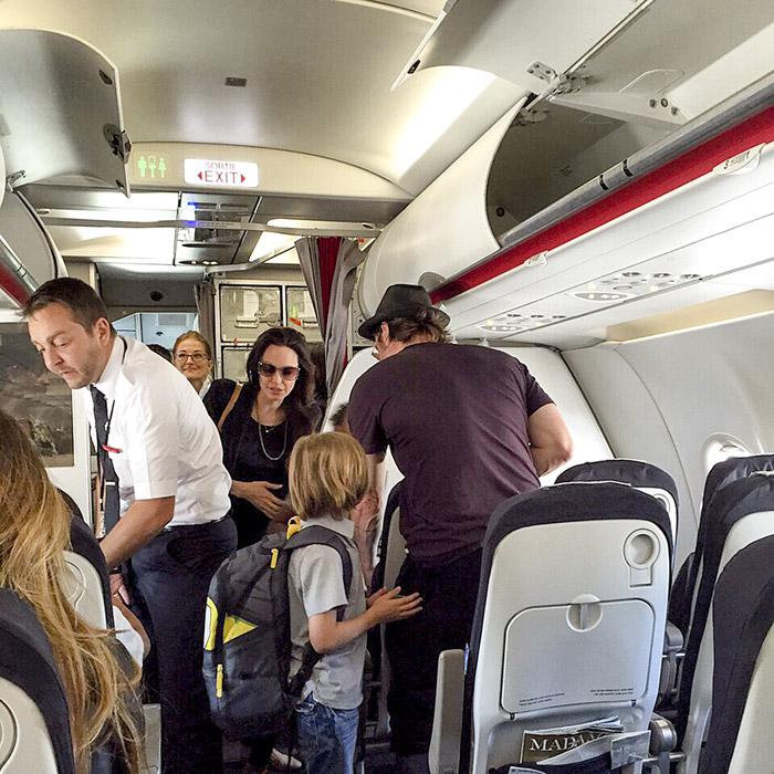 Veja Brad Pitt e Angelina Jolie na classe econômica de avião