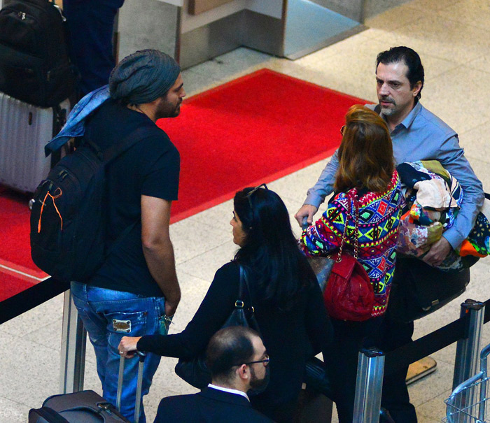 Thiago Lacerda e Sophia Abrahão se encontram em aeroporto
