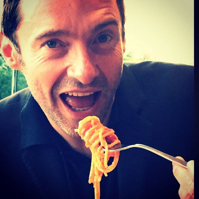 Hugh Jackman posta foto comendo uma macarronada 