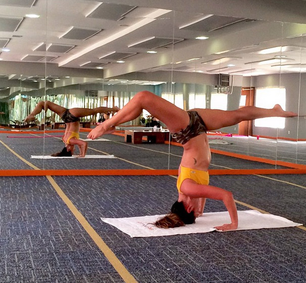  Esbanjando elasticidade, Dani Suzuki comemora volta à ioga