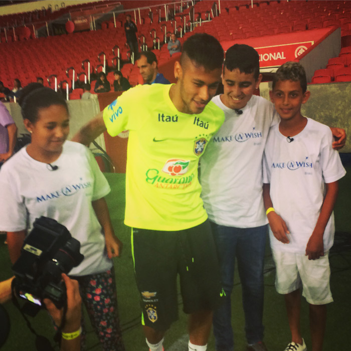 Neymar realiza sonhos de três crianças com doenças graves