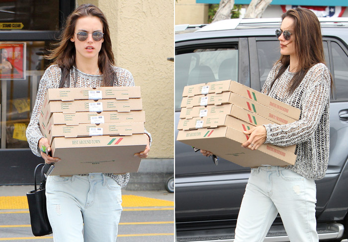 Alessandra Ambrósio compra cinco pizzas na Califórnia