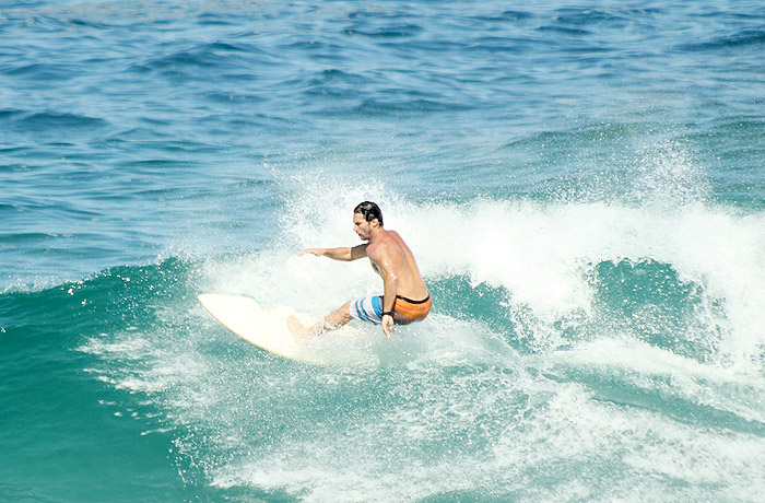 Flávio Canto manda muito bem no surfe no Leblon