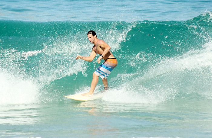 Flávio Canto manda muito bem no surfe no Leblon