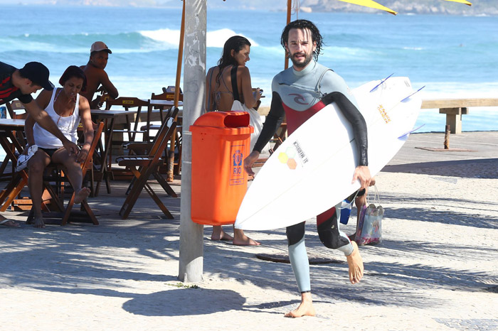 Rodrigo Santoro relaxa ao surfar na praia da Macumba, no Rio