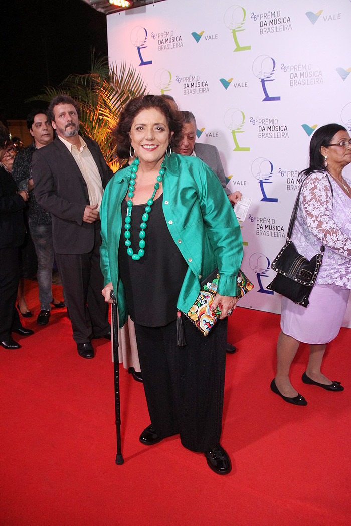 Leda Nagle posa na entrada do 26ª edição do Prêmio da Música Brasileira, no Rio