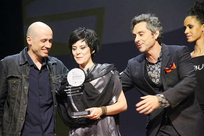 O ator entregou o prêmio a Fernanda Takai de Melhor Projeto Visual, pelo mais recente álbum da artista