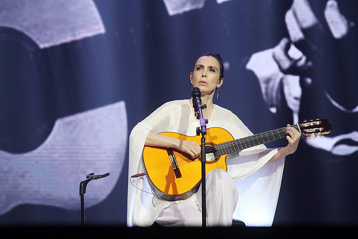 Adriana Calcanhoto interpretou Âmbar - uma de suas músicas que Maria Betânia regravou ao longo da carreira 