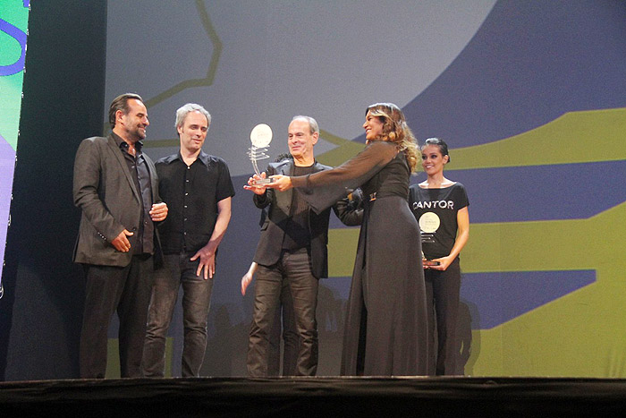 Dira Paes entrega o prêmio de Melhor Álbum a Ney Matogrosso - quem venceu na categoria de Pop/Rock/Hip Hop/Funk e Rap