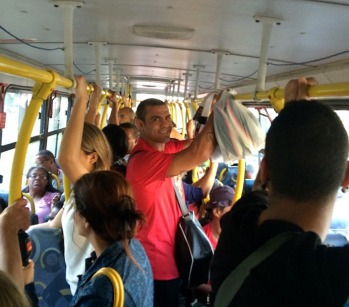 Joana Prado e Vitor Belford andam de ônibus, no Rio 