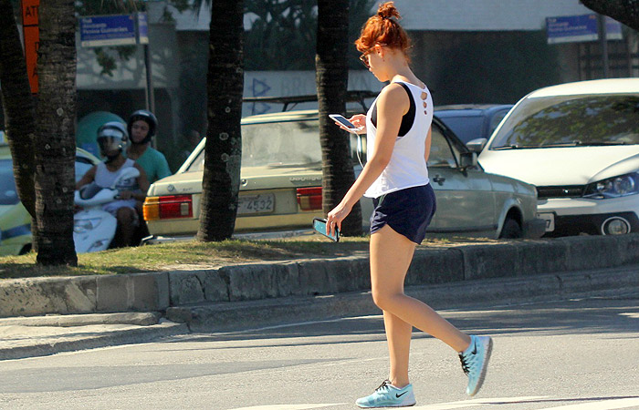 Bruna Linzmeyer não desgruda do celular em passeio pelo Rio