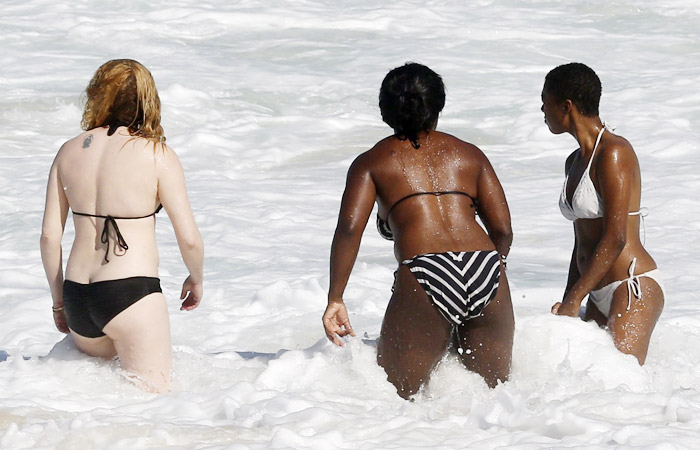 Atrizes de Orange Is the New Black esbanjam alegria na praia