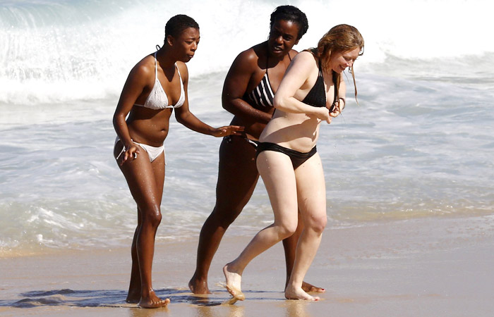 Atrizes de Orange Is the New Black esbanjam alegria na praia