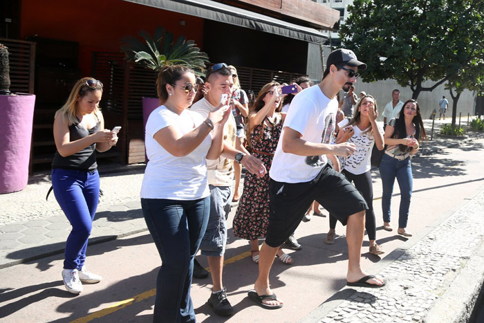 Kevin, do Backstreet Boys, enfrenta fãs para comprar chinelo