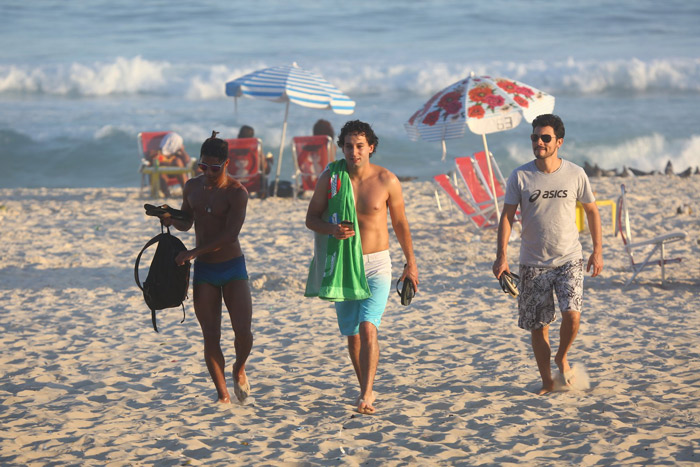  Rafael Almeida mostra todo o corpão durante mergulho no Rio