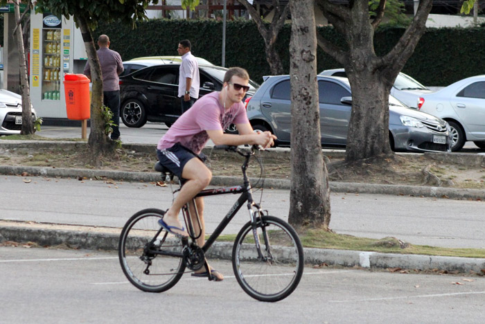 Com camiseta rosa, Miguel Thiré pedala em famoso local do Rio