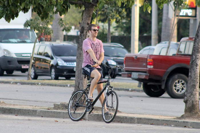 Com camiseta rosa, Miguel Thiré pedala em famoso local do Rio